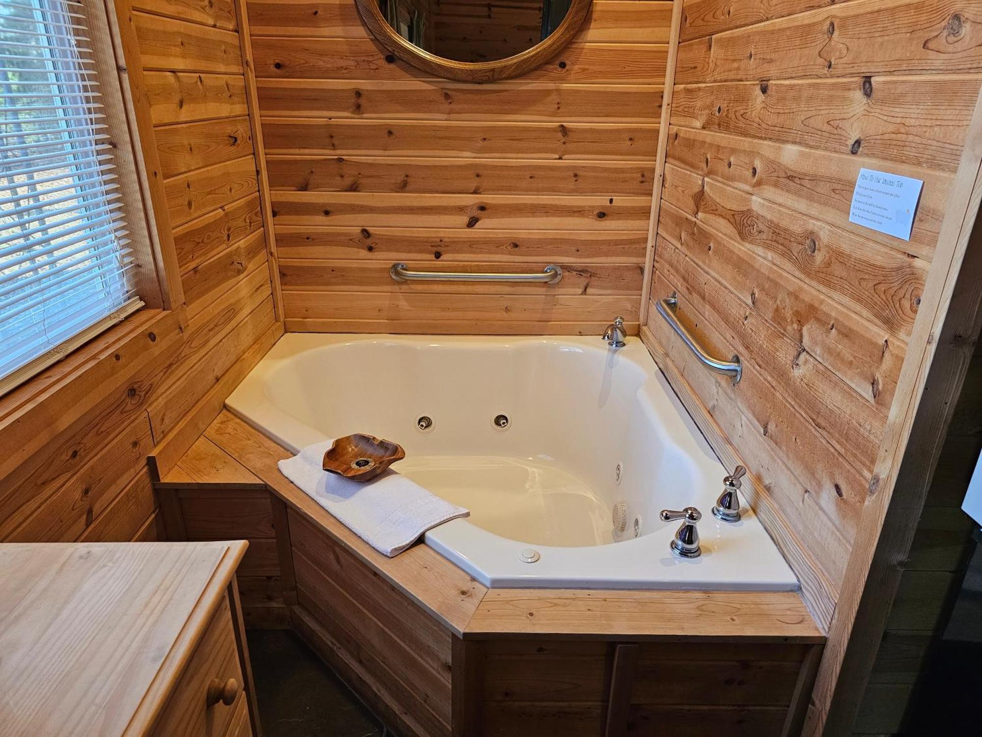 2 Min To Beaver Lakeking Bedfirepitjetted Tub Apartment *