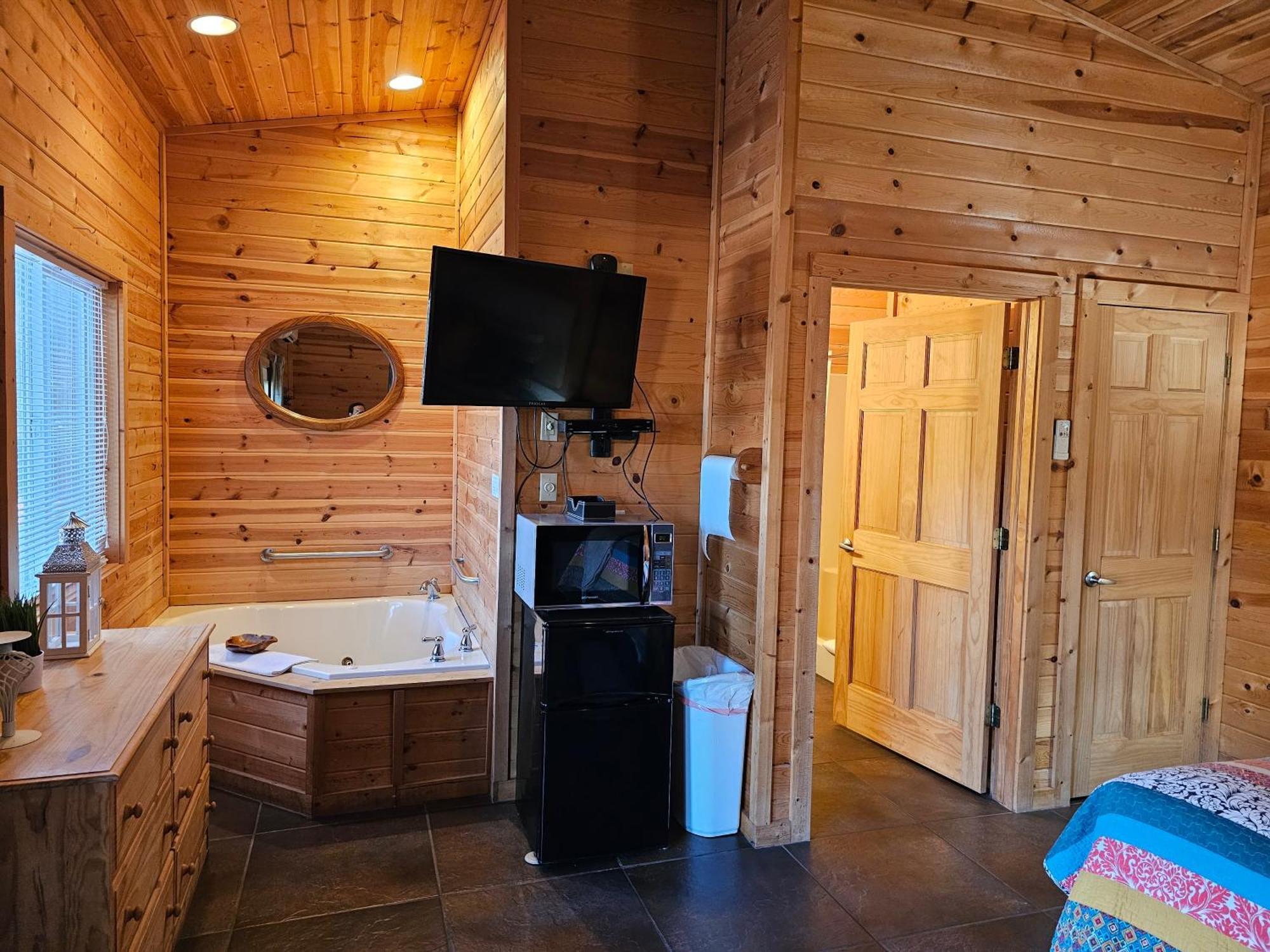 2 Min To Beaver Lakeking Bedfirepitjetted Tub Apartment *