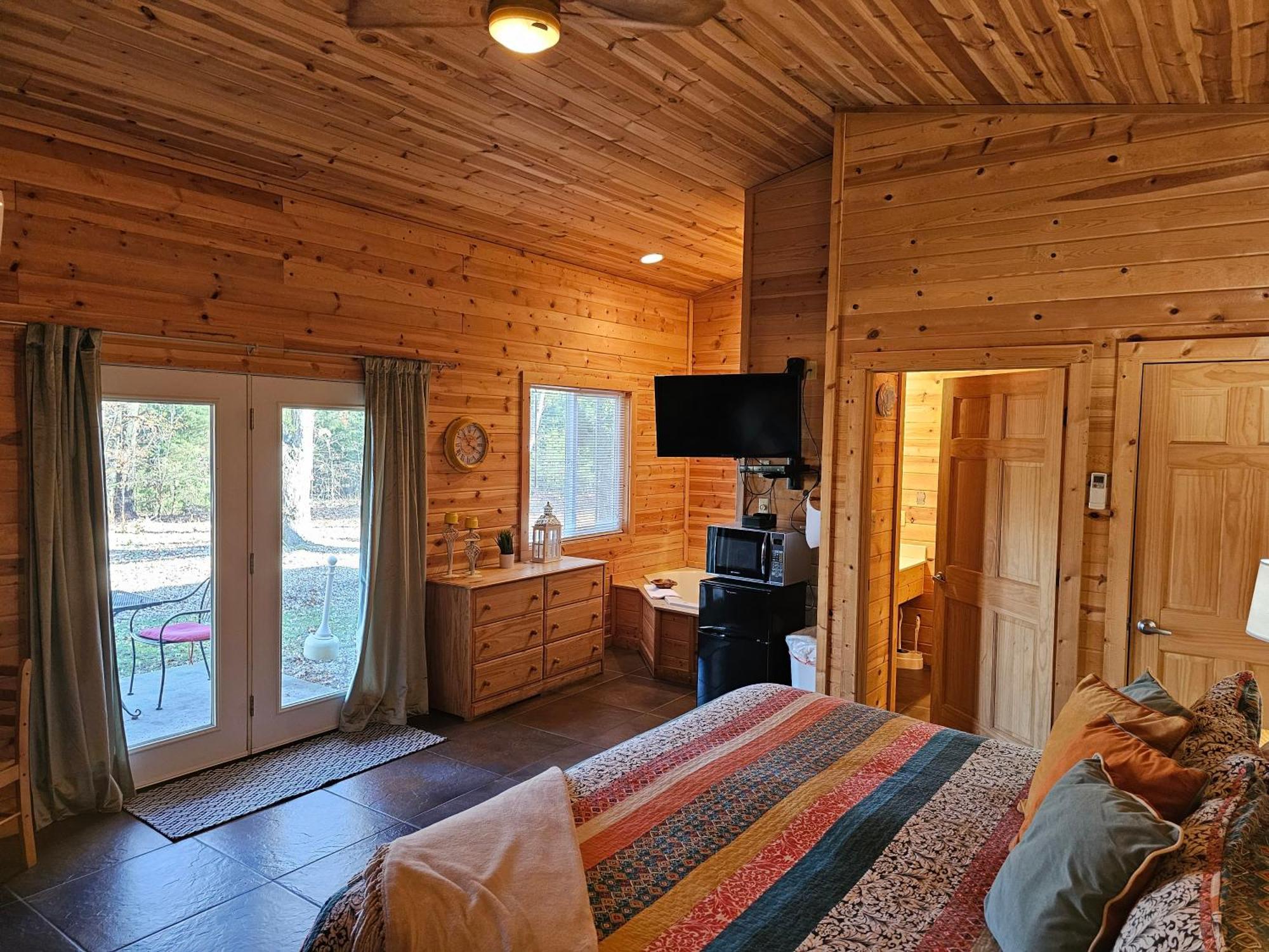 2 Min To Beaver Lakeking Bedfirepitjetted Tub *