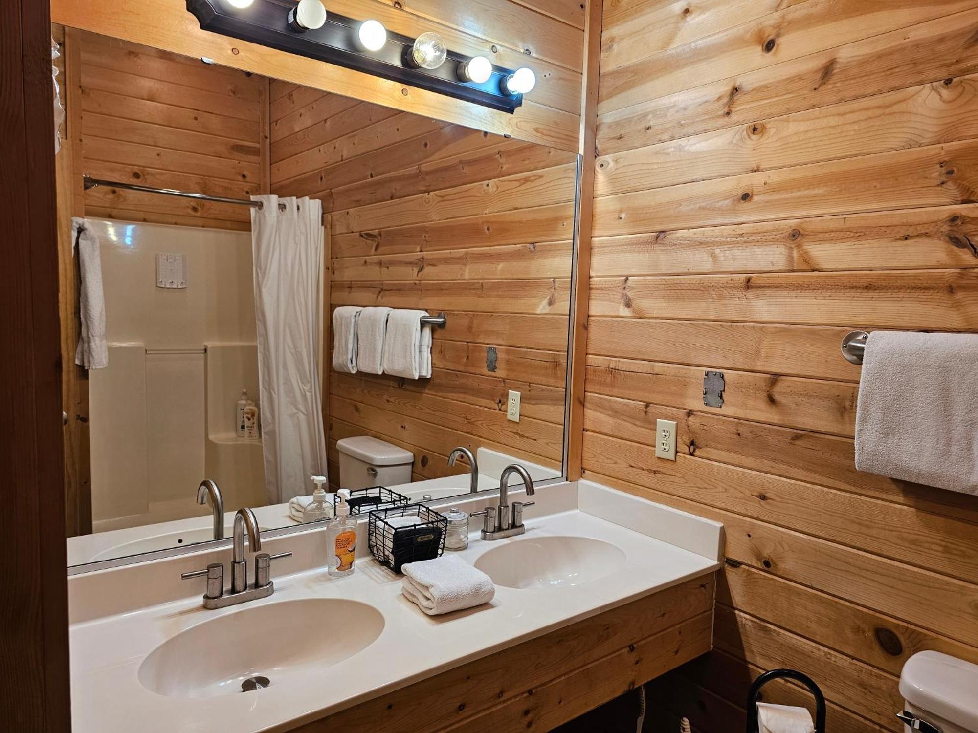 2 Min To Beaver Lakeking Bedfirepitjetted Tub * Eureka Springs