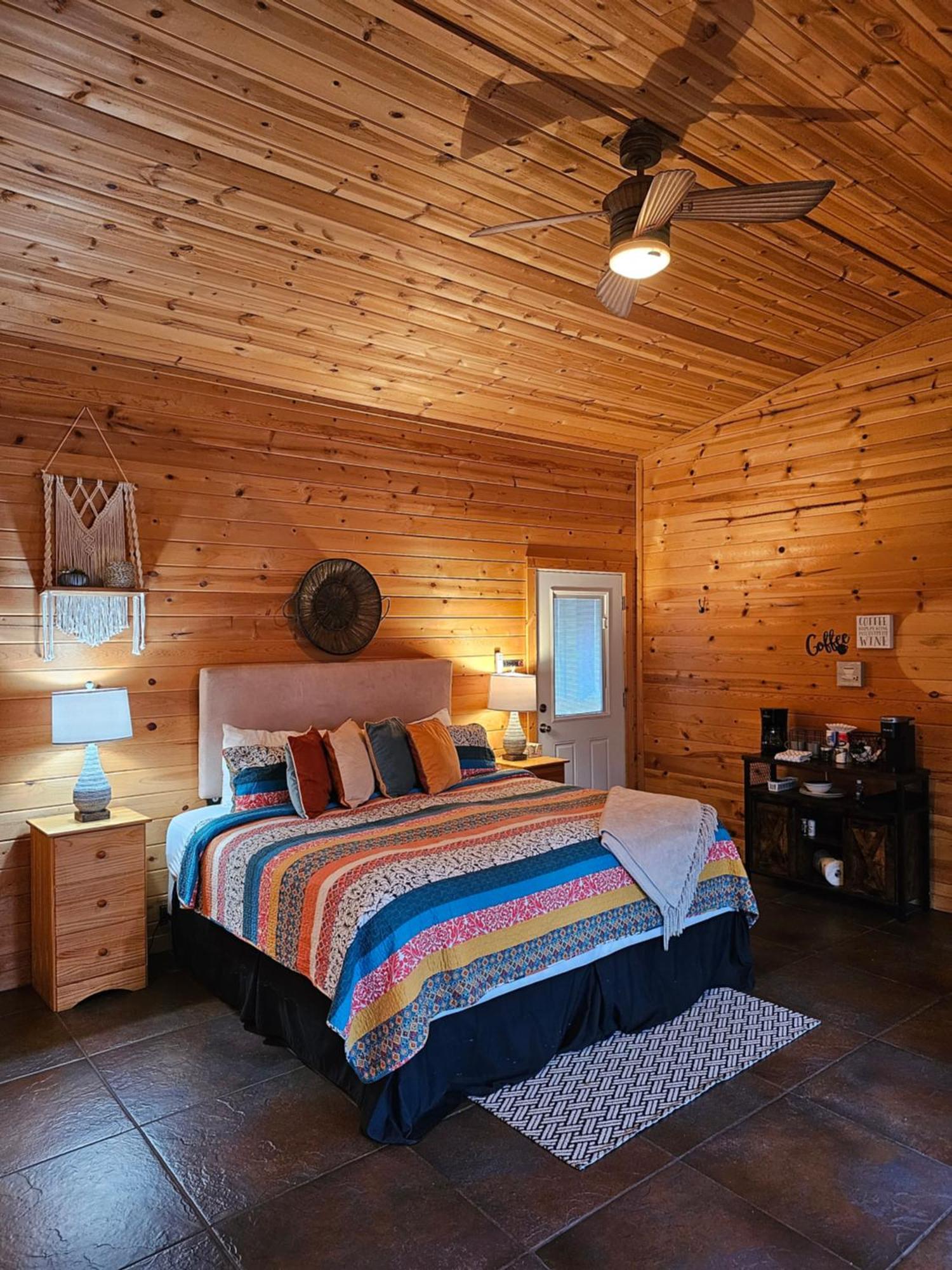 2 Min To Beaver Lakeking Bedfirepitjetted Tub Apartment