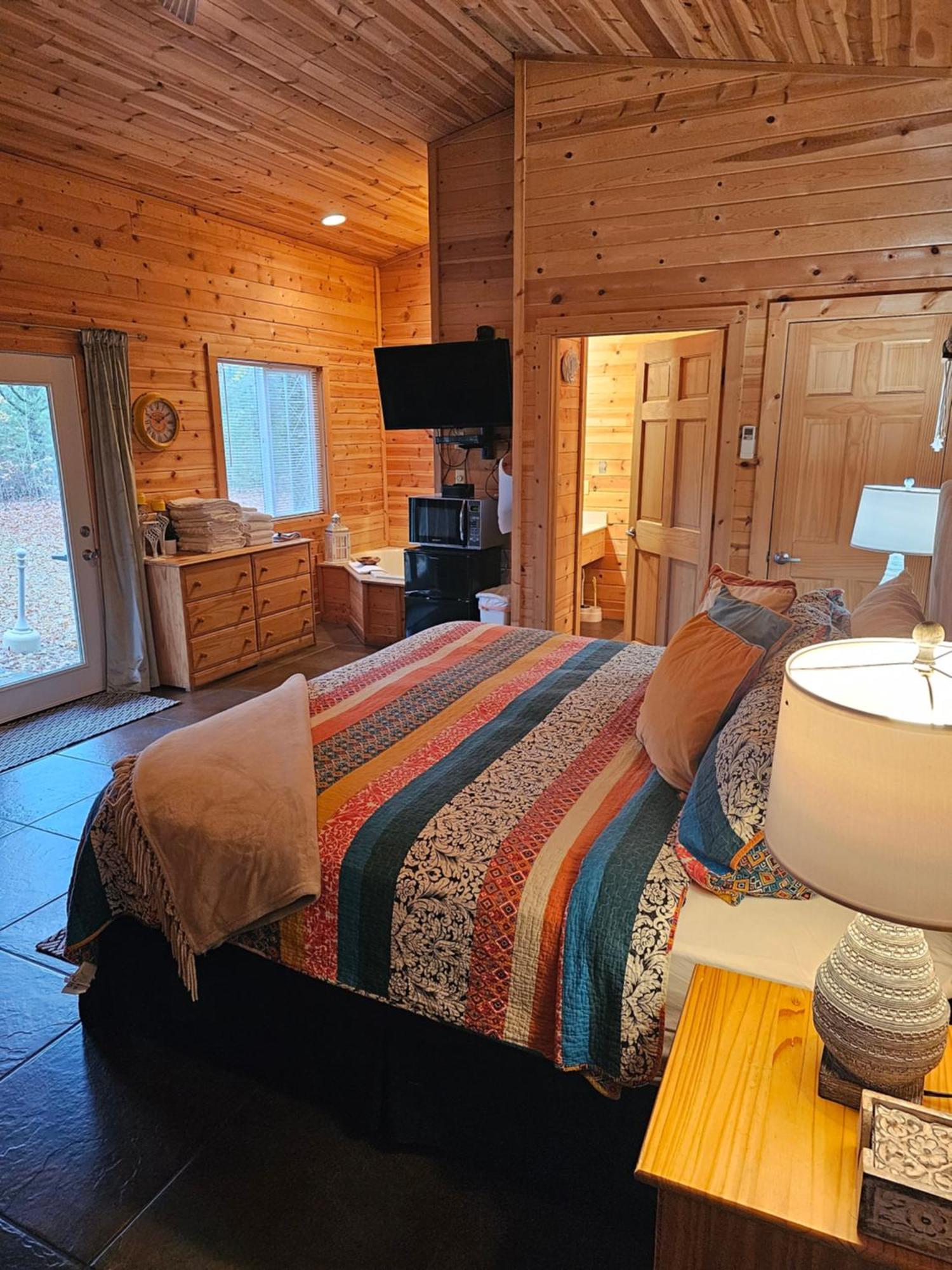 Apartment 2 Min To Beaver Lakeking Bedfirepitjetted Tub