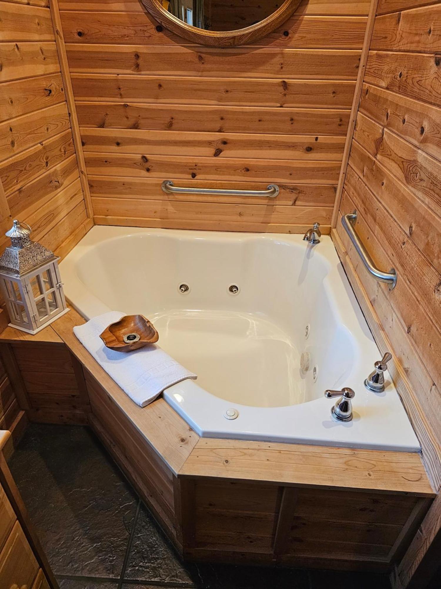 2 Min To Beaver Lakeking Bedfirepitjetted Tub Apartment