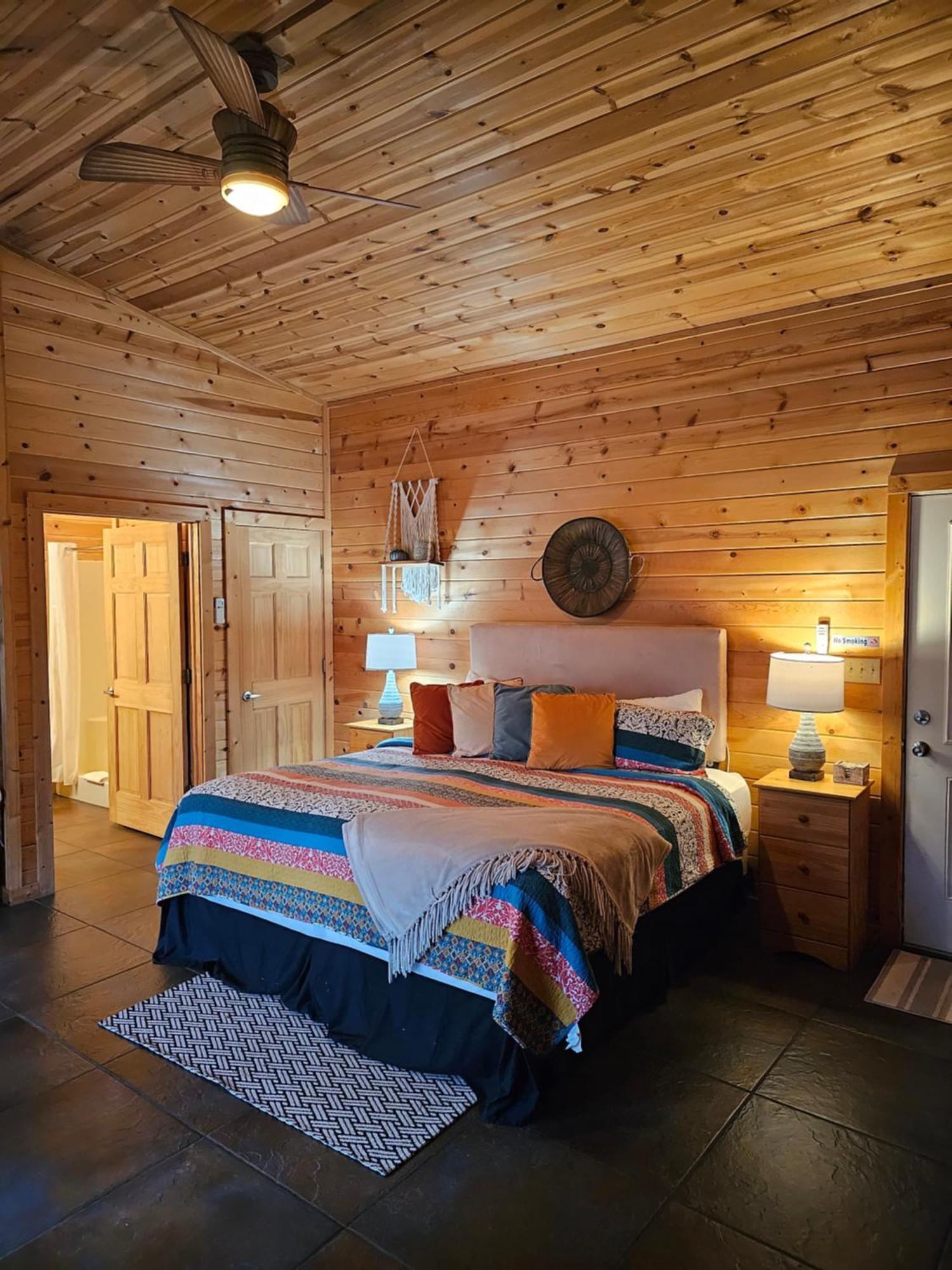 Apartment 2 Min To Beaver Lakeking Bedfirepitjetted Tub Eureka Springs